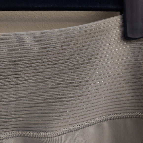 VICTORIA SECRET SPORT Essential Shine Pocket Leggings in Gray and Silver - Picture 9 of 14
